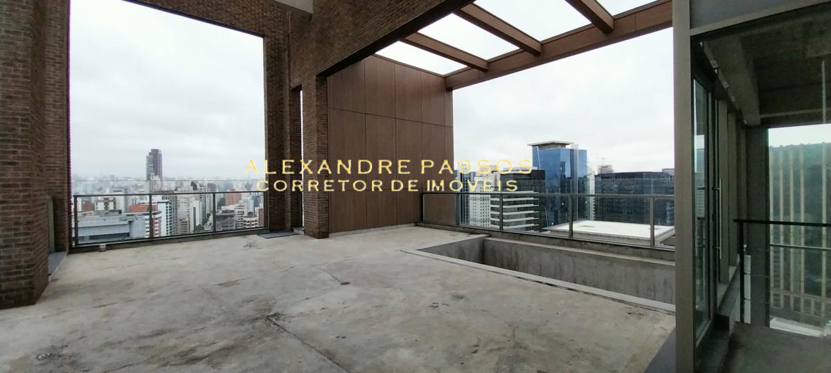 Cobertura nova no Itaim Bibi com sala de pé direito duplo, mezanino e terraço com piscina.